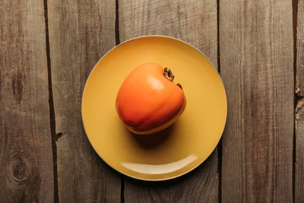 Bovenaanzicht Van Kaki Gele Plaat Houten Tafel — Stockfoto