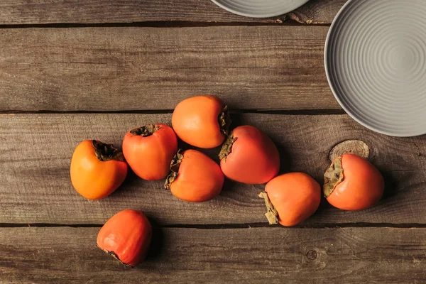 Top View Scattered Ripe Persimmons Grungy Table — Stock Photo, Image