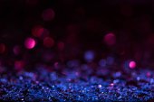 Vánoční pozadí modré a růžové rozmazané lesklé konfety hvězdy 