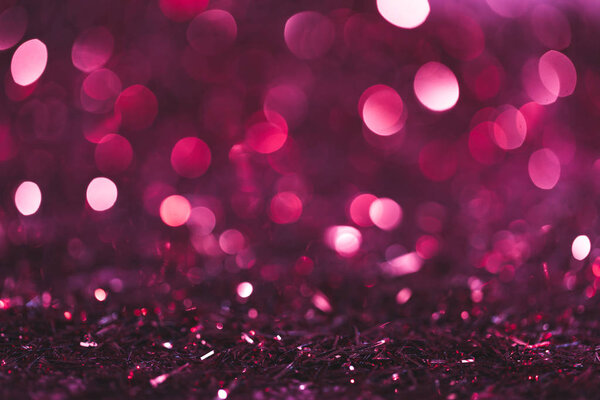 Рождественский фон с розовым и фиолетовым блестящие конфетти
