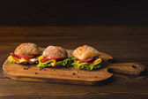 felülnézete a három szendvics sajttal, fából készült táblán 