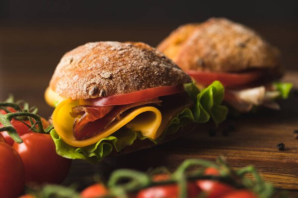 крупный план песчаников на деревянной доске на столе
