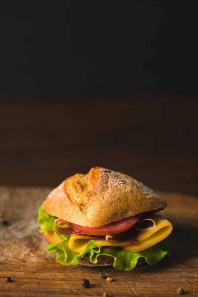 Zbliżenie Sandwich Desce Stole — Zdjęcie stockowe