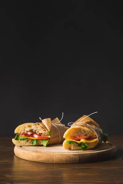 Zwei Gekochte Appetitliche Sandwiches Mit Gemüse Auf Schneidebrett — Stockfoto