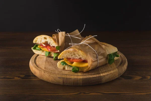 Due Deliziosi Panini Cotti Con Verdure Tavola Legno — Foto Stock