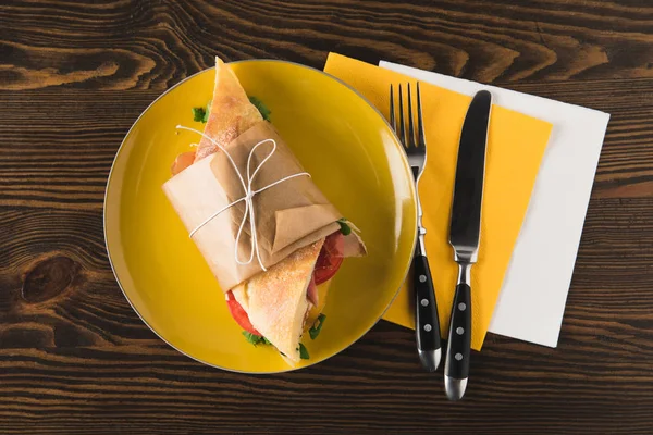 Top View Panini Yellow Plate Fork Knife Napkins — Stock Photo, Image