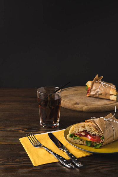 приготовленные панини на деревянной доске и тарелке
