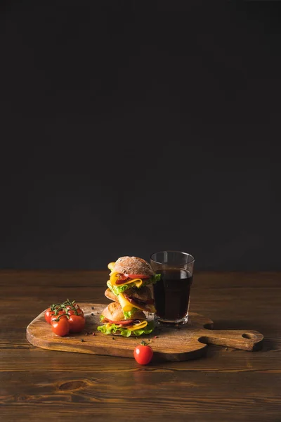 チェリー トマト チーズ 木の板にコーラのガラスで大きなサンドイッチ — ストック写真