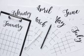 flache Lage mit Kalender, Notizblock und Bleistift isoliert auf weiß