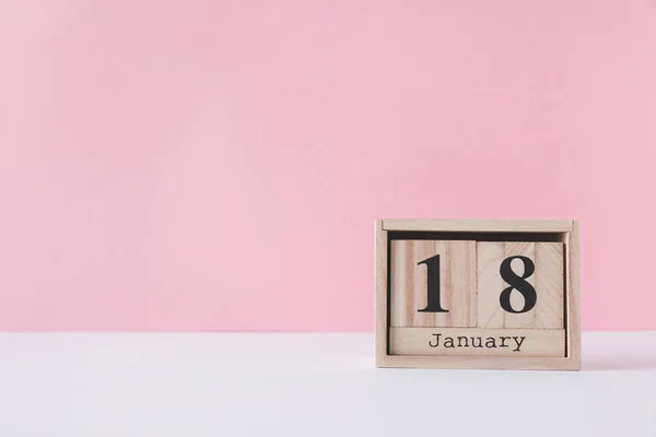 Nahaufnahme Von Hölzernen Kalender Isoliert Auf Rosa — Stockfoto