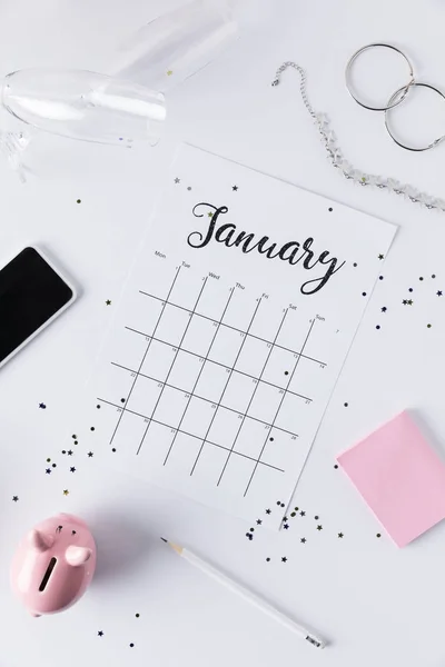 Piatto Laici Con Smartphone Calendario Salvadanaio Bicchieri Champagne Vuoti Isolati — Foto Stock