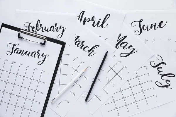 Flache Lage Mit Kalender Notizblock Und Bleistift Isoliert Auf Weiß — Stockfoto