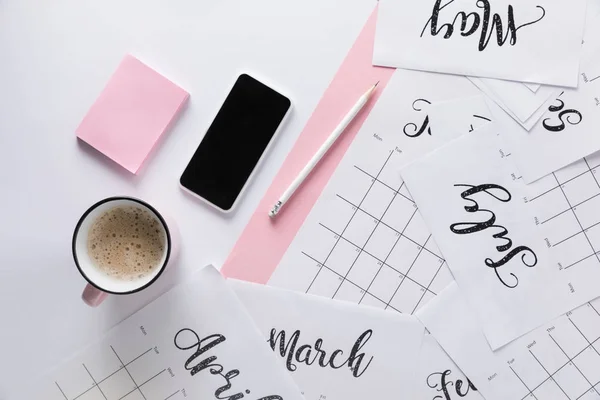 Flache Liege Mit Kalender Smartphone Tasse Kaffee Und Klebrigen Notizen — Stockfoto