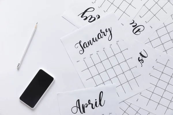 Flat Lay Com Calendário Smartphone Lápis Isolado Branco — Fotografia de Stock