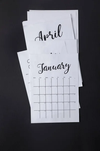 Bovenaanzicht Van Gearrangeerde Delen Van Papier Kalender Geïsoleerd Zwart — Stockfoto