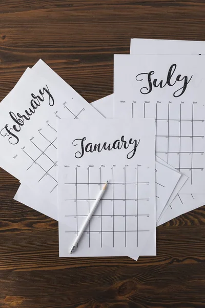 Flat Lay Arranged Calendar Papers Pencil Wooden Tabletop — Stock Photo, Image