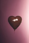 szív alakú cukorka rózsaszín elszigetelt folyékony csokoládé 