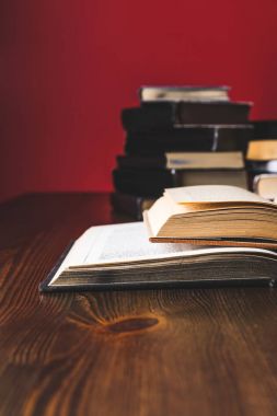 ahşap masa, hukuk kavramı üzerinde açılan hukuki kitaplar