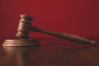 ahşap masa kırmızı arka plan, hukuk kavramı infront üzerinde kararlar tokmak