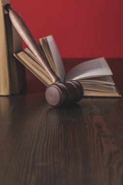 ahşap masa, hukuk kavramı üzerinde çekiç ile tüzel kitap
