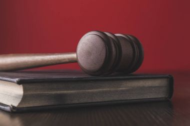 ahşap masa, hukuk kavramı üzerinde çekiç ile tüzel kitap