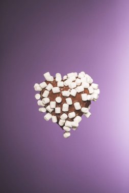 Mor üzerinde izole hatmi ile şeker çikolata kalp şeklinde