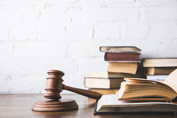 открытые юридические книги с молотком на деревянном столе, понятие права
