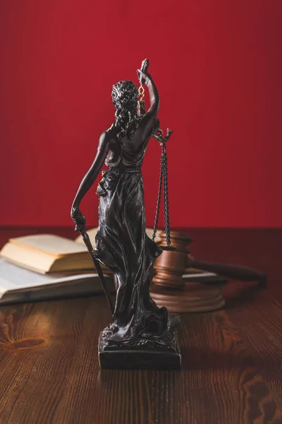 Відкрили Юридичні Книги Статуєю Леді Правосуддя Дерев Яному Столі Концепція — стокове фото