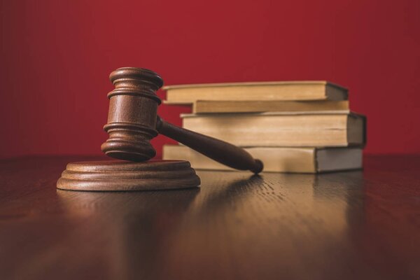 юридические книги с молотком на деревянном столе, понятие права
