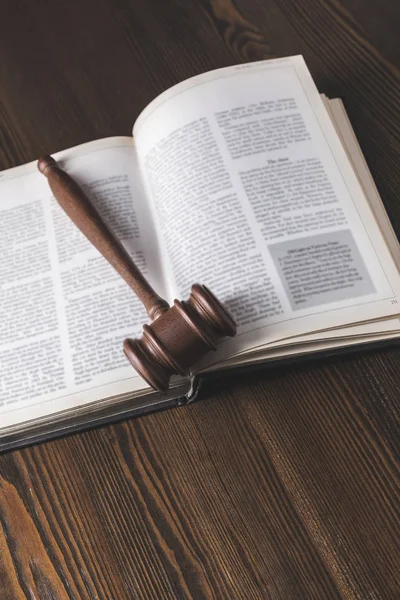 Άνοιξε Νομικό Βιβλίο Σφυρί Στο Ξύλινο Τραπέζι Έννοια Δικαίου — Φωτογραφία Αρχείου
