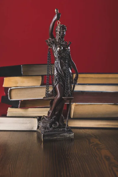 Estátua Senhora Justiça Mesa Madeira Com Livros Conceito Lei — Fotografia de Stock