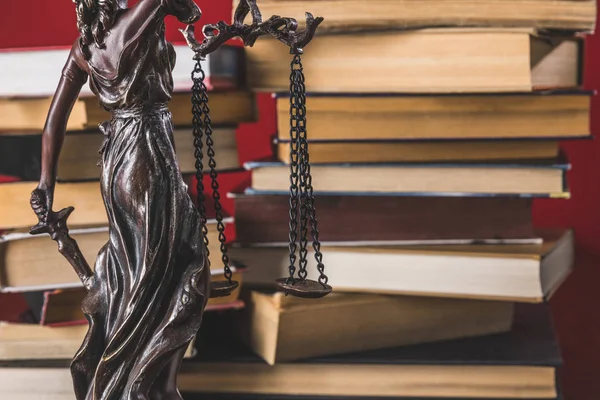 Άγαλμα Γιουστίτια Στο Ξύλινο Τραπέζι Βιβλία Έννοια Δικαίου — Φωτογραφία Αρχείου