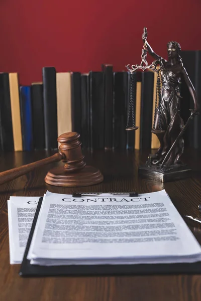 Νομικό Συμβόλαιο Ξύλινο Τραπέζι Σφυρί Και Κυρία Δικαιοσύνης Έννοια Δικαίου — Φωτογραφία Αρχείου