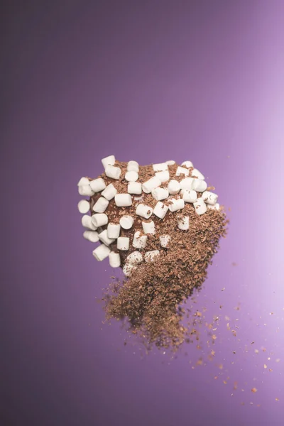 Chocolate Doce Forma Coração Com Marshmallow Chocolate Desintegrado Isolado Roxo — Fotos gratuitas