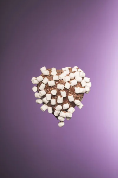 Coklat Berbentuk Hati Permen Dengan Marshmallow Terisolasi Pada Ungu — Foto Stok Gratis