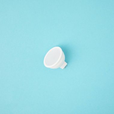 bakış beyaz ışık ampul mavi izole kapatmak