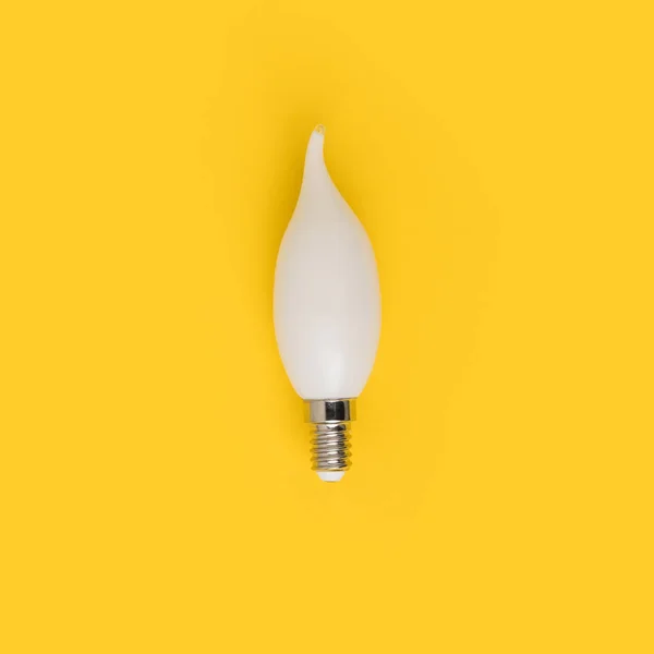 Nahaufnahme Der Weißen Glühbirne Isoliert Auf Gelb — Stockfoto