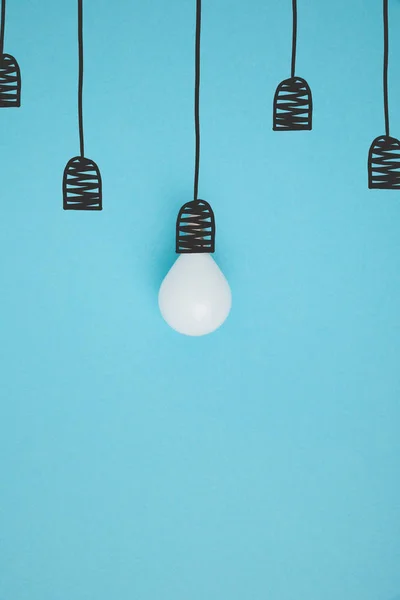 電球ランプ ホルダー青に分離に掛かっているふりの平面図 — ストック写真
