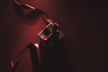 hediye kutusu şenlikli şerit ile üstten görünüm kırmızı