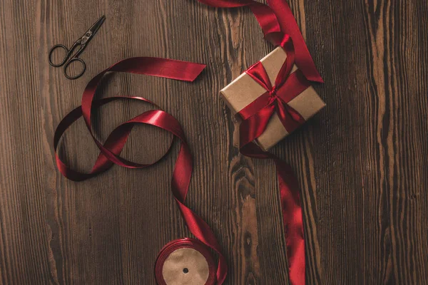 Flat Lay Arranged Red Ribbon Present Scissors Wooden Surface — Stock Photo, Image