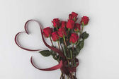 gyönyörű piros rózsa szalaggal elszigetelt fehér, Szent Valentin-nap koncepció felülnézet