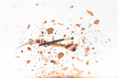 ezilmiş beyaz izole kozmetik toz düşen makyaj fırçaları ile