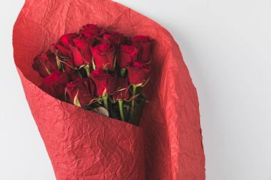 paket kağıdı üzerine beyaz izole kırmızı gül buketi Üstten Görünüm