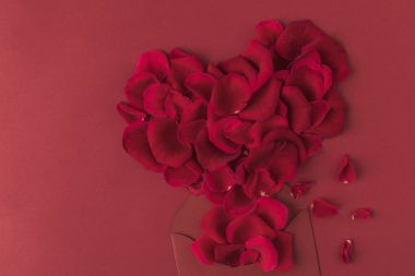 gül yaprakları ve zarf kırmızı, st Sevgililer günü kavramı izole kalp üstten görünüm yapılmış