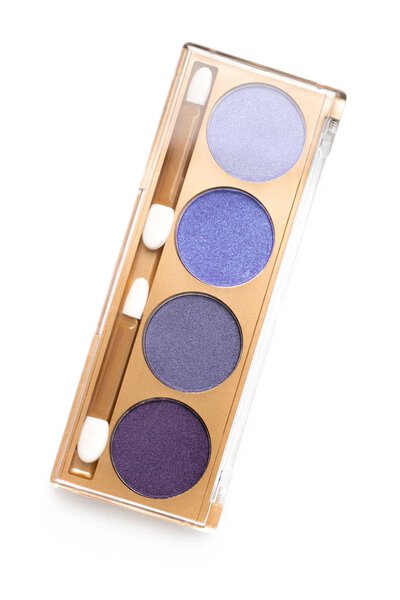 верхний вид корпуса с различными затененными фиолетовыми косметическими тенями для глаз, изолированными на белом
