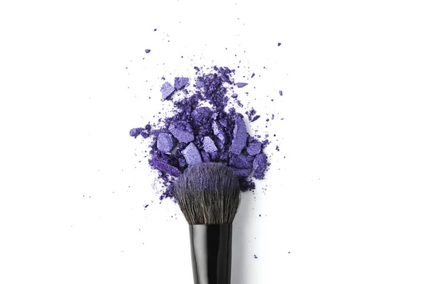 Draufsicht Auf Kosmetikpinsel Mit Violettem Puder Isoliert Auf Weiß — Stockfoto