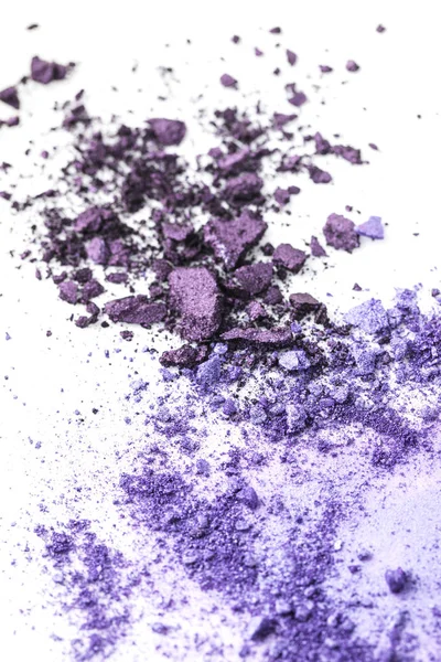 白色桌面上被压碎的紫色化妆品眼影 — 图库照片