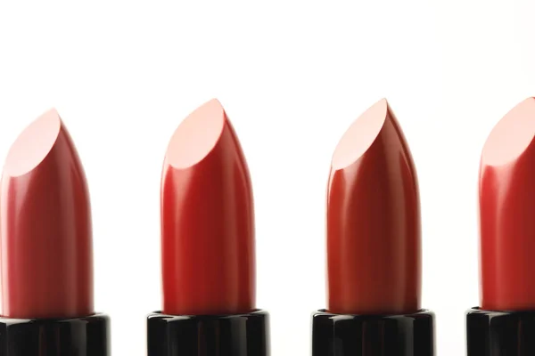 Gros Plan Rangée Rouges Lèvres Différentes Nuances Isolés Sur Blanc — Photo