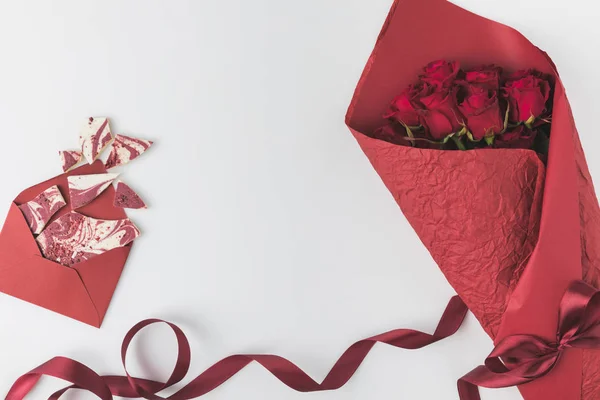 Flat Lay Arrangement Bouquet Red Roses Ribbon Envelope Sweet Dessert — Stock Photo, Image