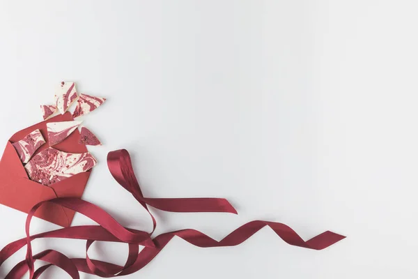Верхний Вид Конверта Десертом Красной Лентой Изолированы Белом — стоковое фото